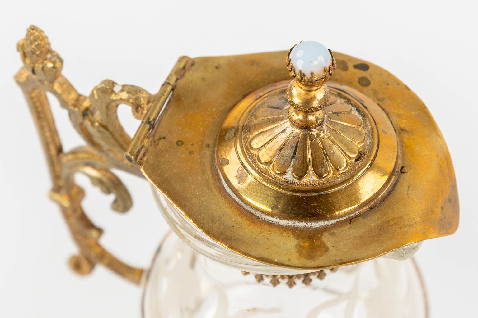 A pair of wine and water cruets made of glass and gold-plated bronze. 19th C. (L: 17 x W: 26 x H: 14 cm)