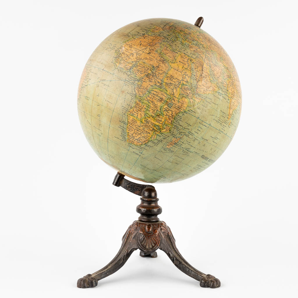 G. Thomas, a 'Globe Metrique' on a cast-iron base. (H:41 x D:25 cm)