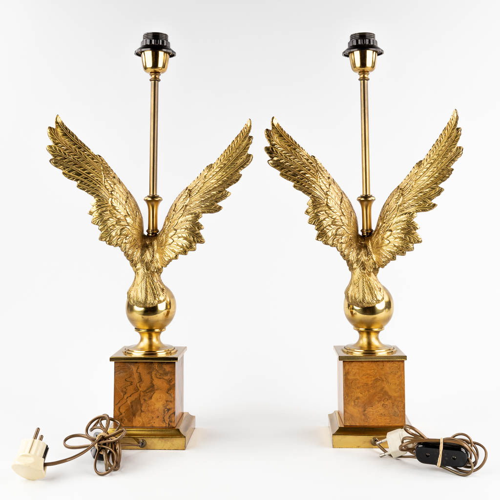 A pair of table lamps with an eagle figurine. Hollywood Regency style. 20th C. (L:15 x W:30 x H:61,5 cm)