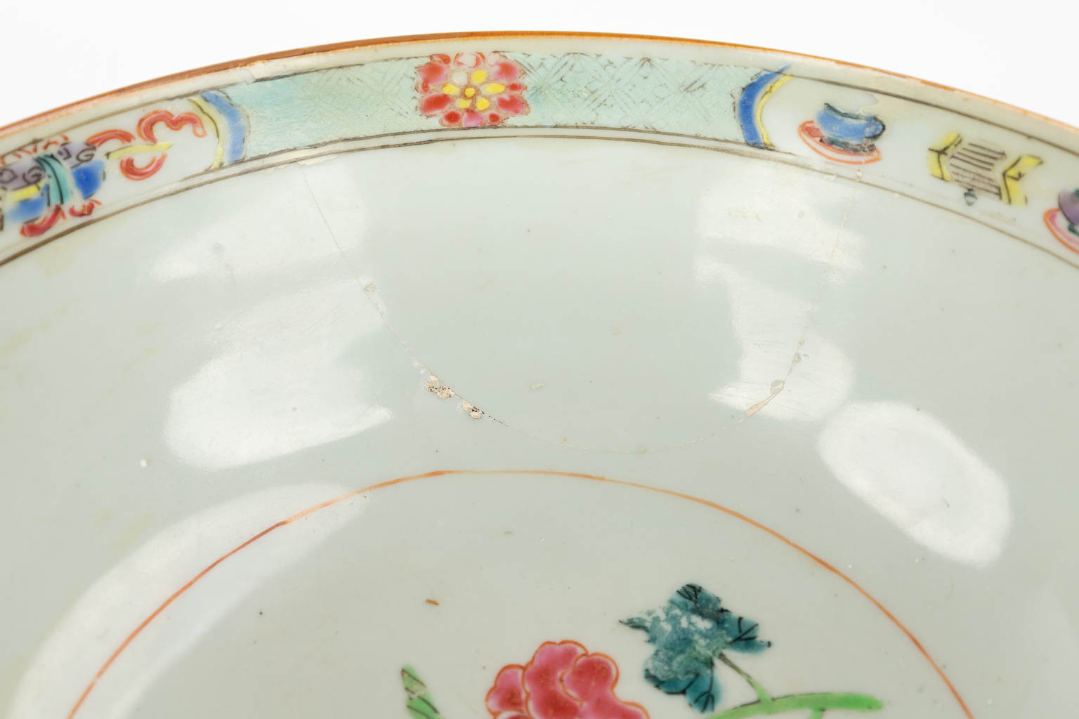 A set of 3 large Chinese Famille Rose bowls, with floral decor. Qianlong period. (H: 9 x D: 19,5 cm)