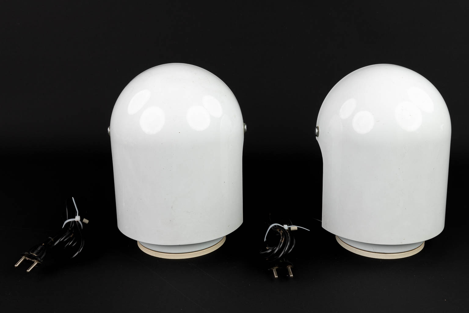 Gae AULENTI (1927-2012) 'Pileino' Een paar tafellampen gemaakt uit gelakt metaal voor Artemide (H:29cm)
