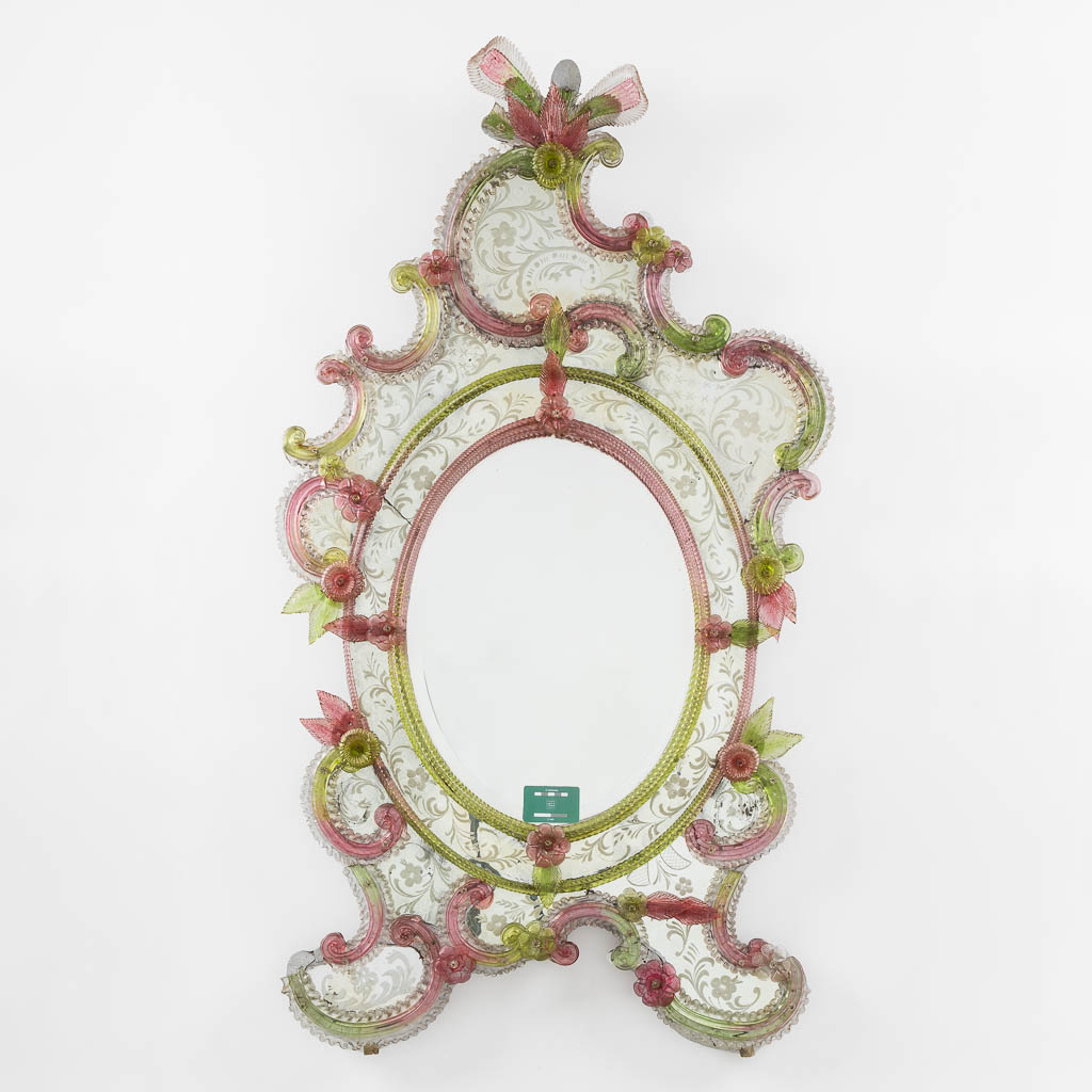 Een Venitiaanse spiegel, geëtst en gekleurd glas. Circa 1900. (W:83 x H:150 cm)