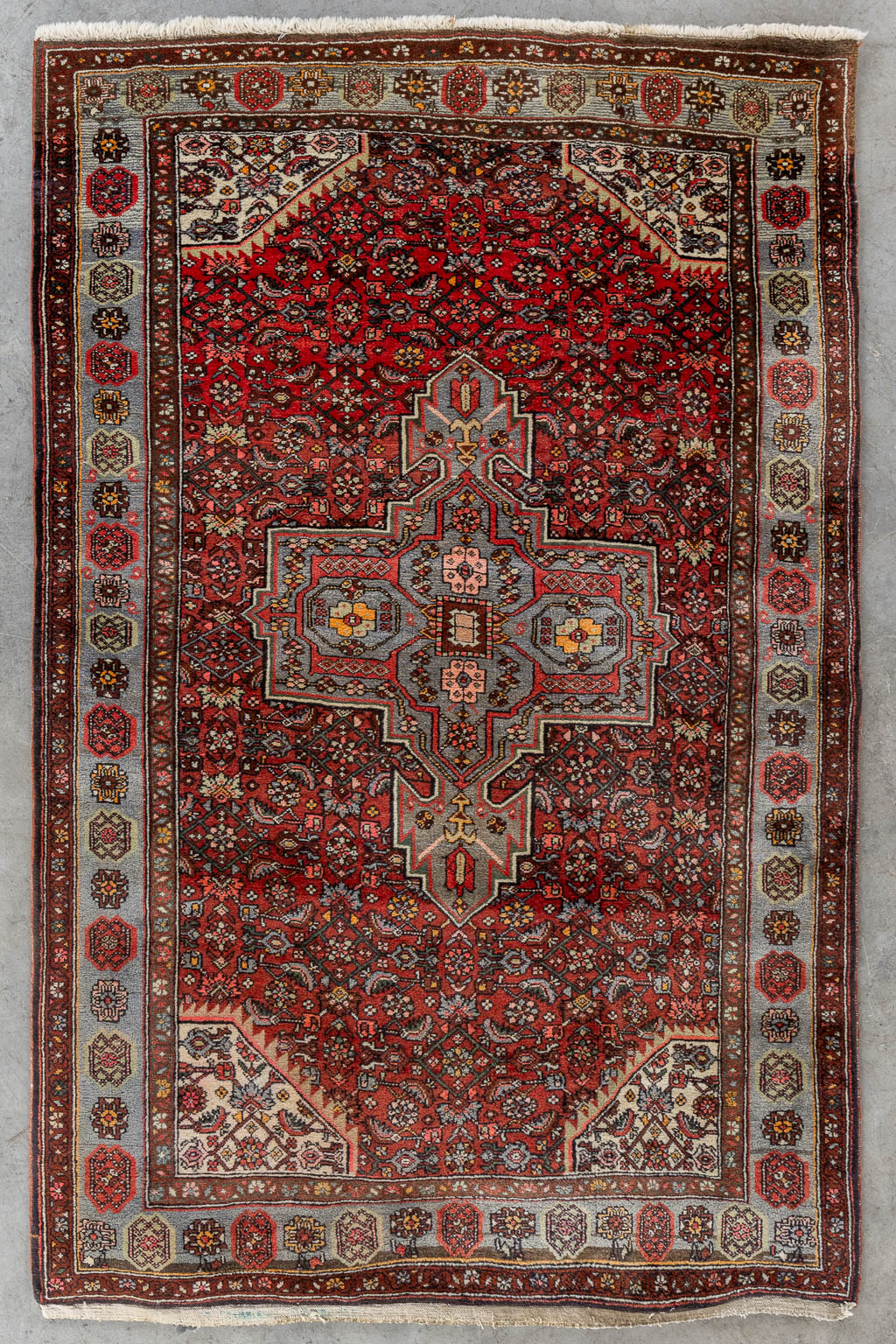 Een Oosters handgeknoopt tapijt, Hamadan. (L:197 x W:127 cm)