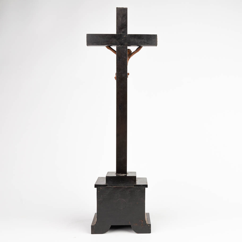 Een gesculpteerde Corpus Christi gemaakt uit palmenhout op een kruis met relikwie 'Franciscus Xaverius'. (H:51cm)