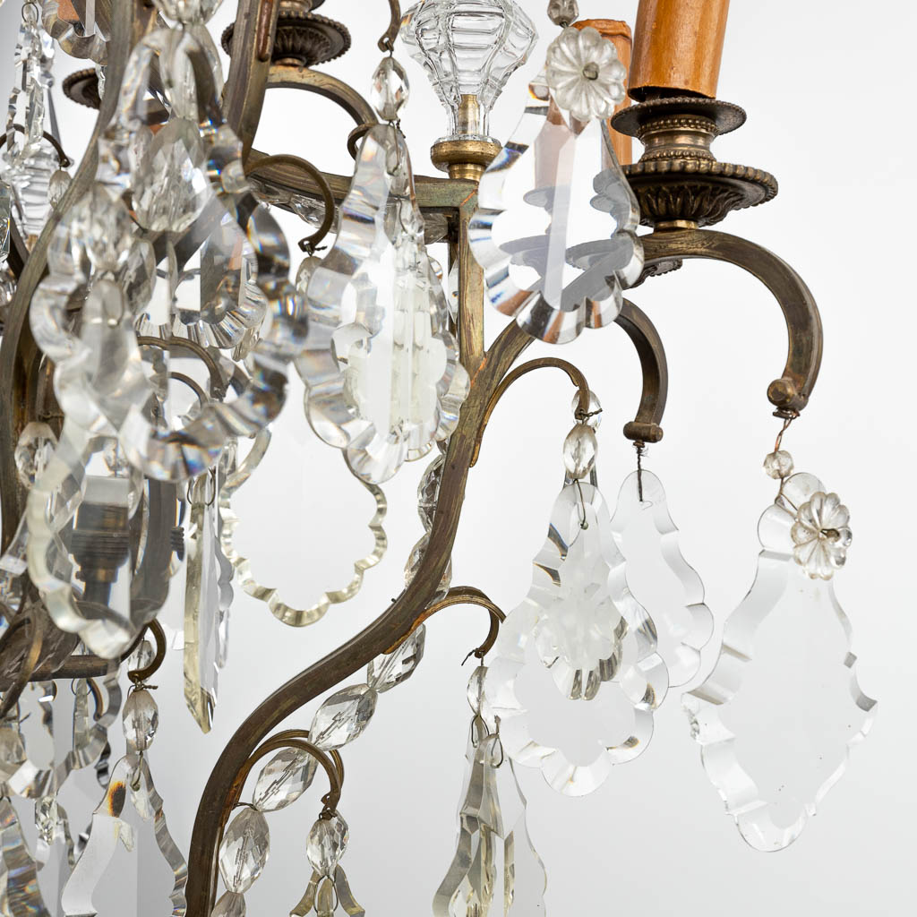 A large chandelier made of bronze and decorated with cut glass, 16 points of light. (H:120cm)