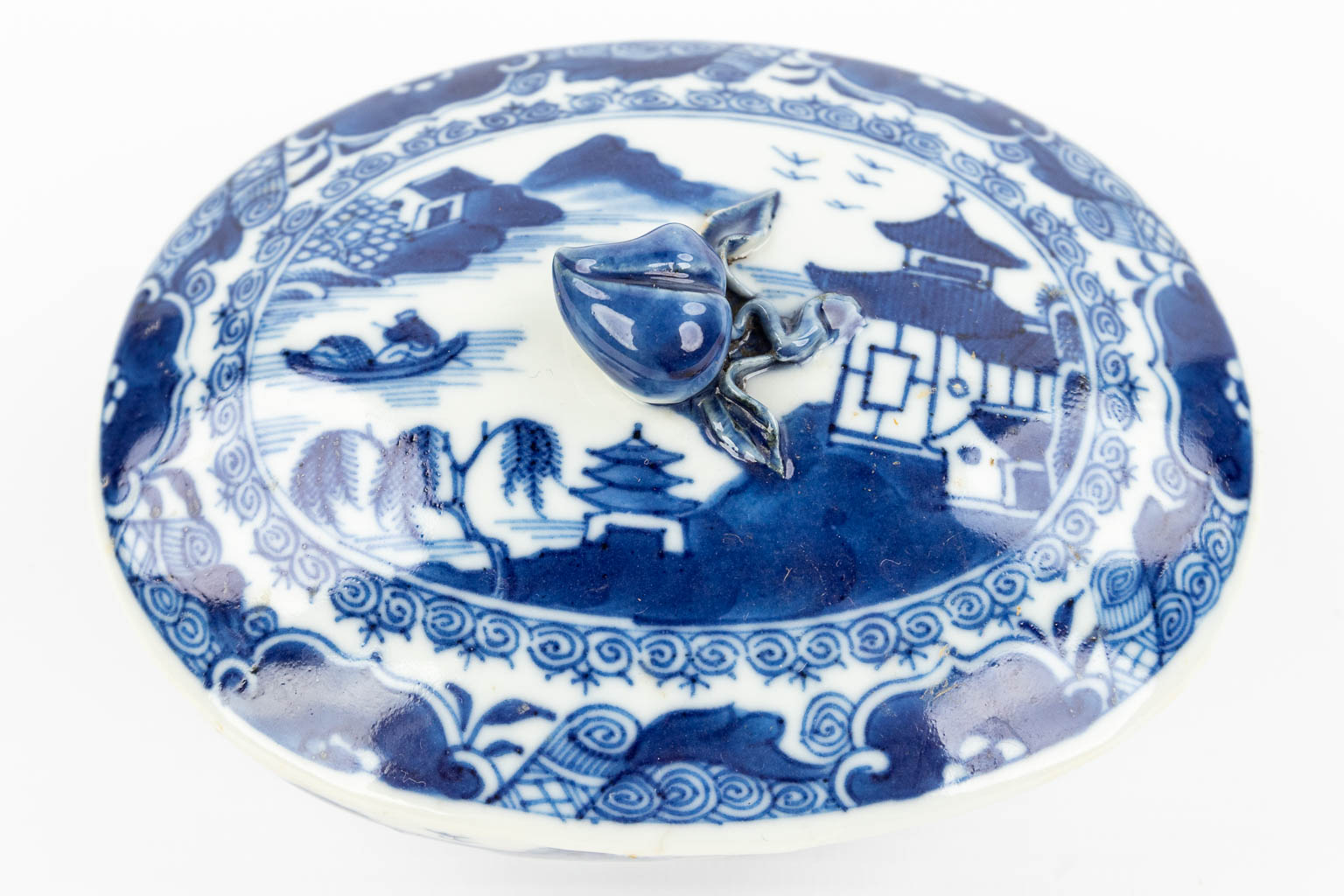 Een Chinese sauskom met deksel gemaakt uit porselein met blauw-wit decor van een landschap (H:7cm)