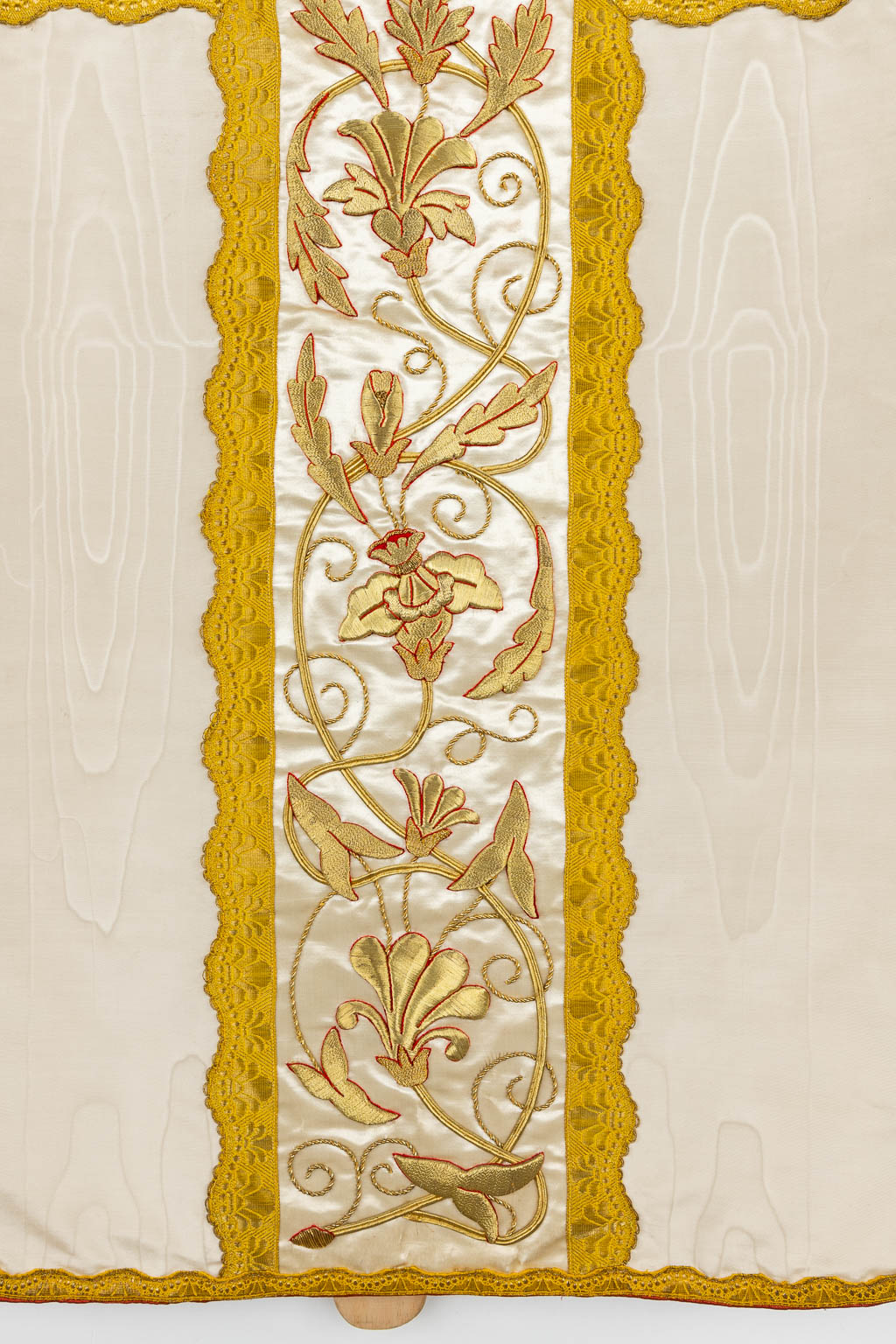 A roman chasuble, thick gold thread with an image of the lamb of god. (H:108 cm)