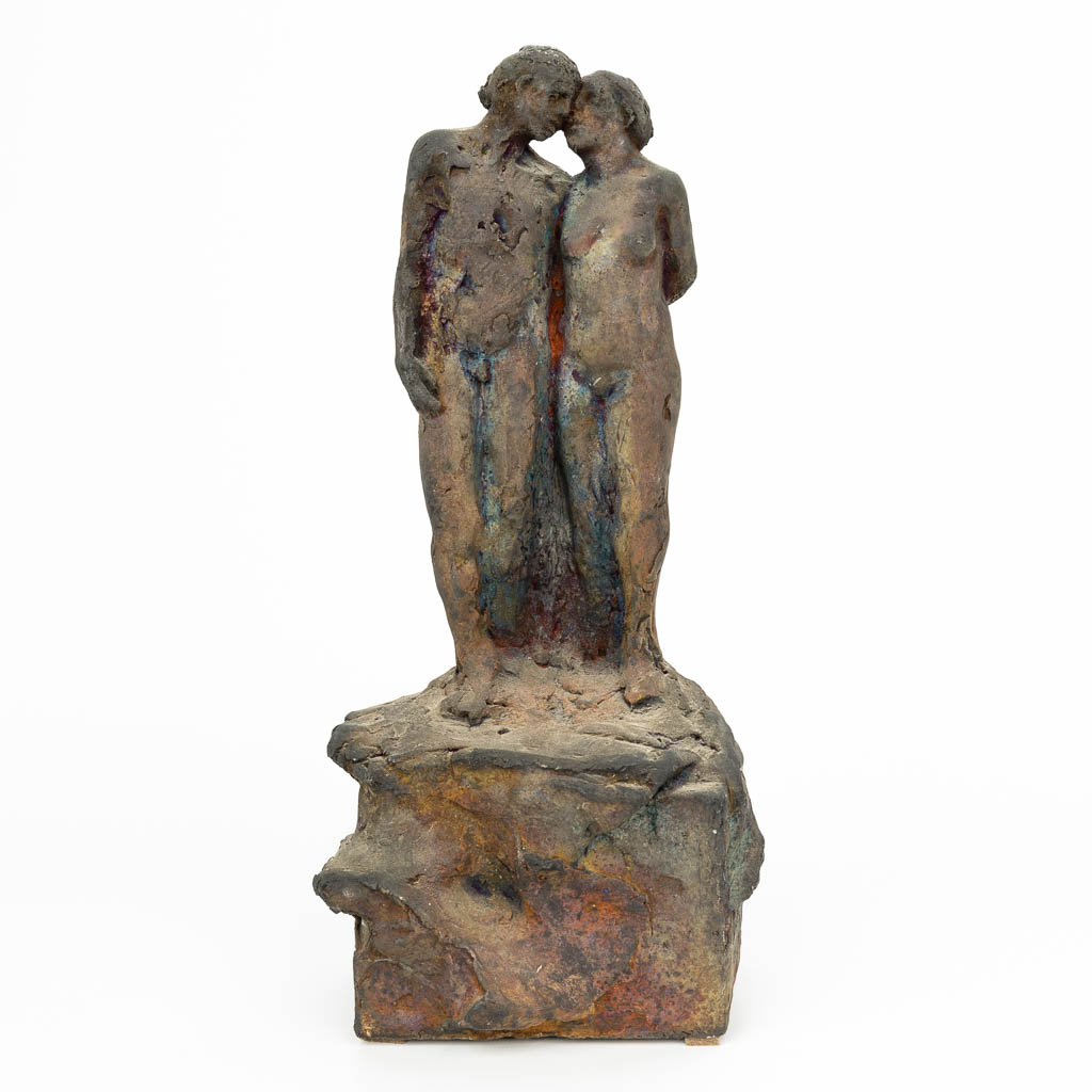 Een terracotta beeld van een naakt paar, met initialen F. D. (H:32cm)