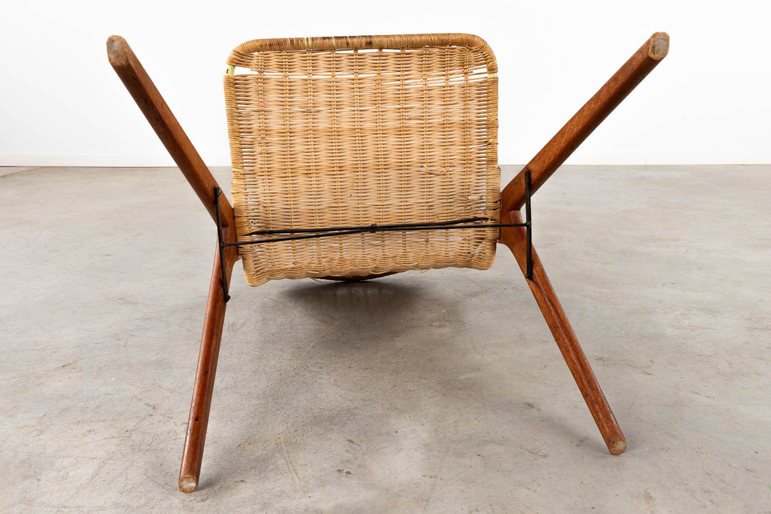A mid-century table and 6 chairs, rotan and metal, teak wood. Circa 1960. (D:86 x W:160 x H:76 cm)