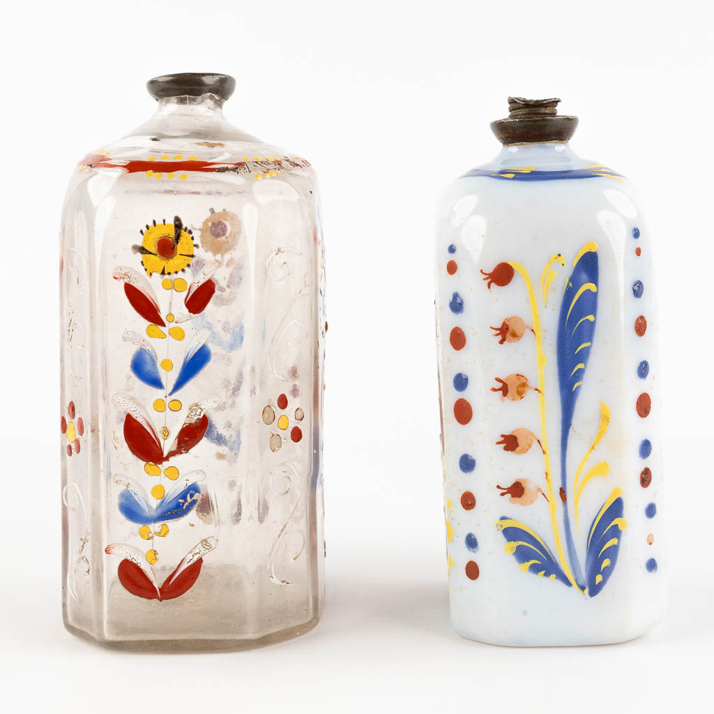 Twee antieke met email beschilderde glazen flessen, 17de/18de eeuw. (H:13 cm)
