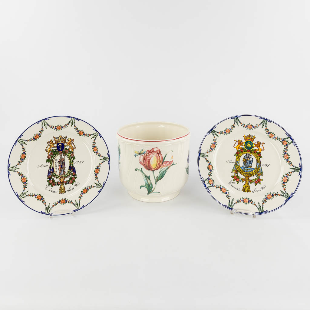  Villeroy and Boch, a pair of plates and a cache pot. 20th century. 