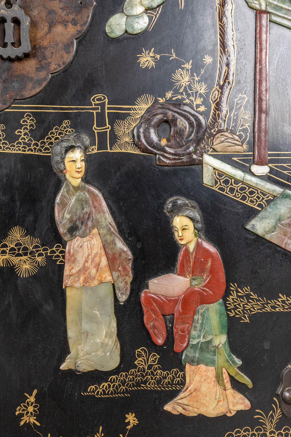 Een Chinese kast ingelegd met hardsteen figuren. 20ste eeuw (D:28 x W:58 x H:78 cm)