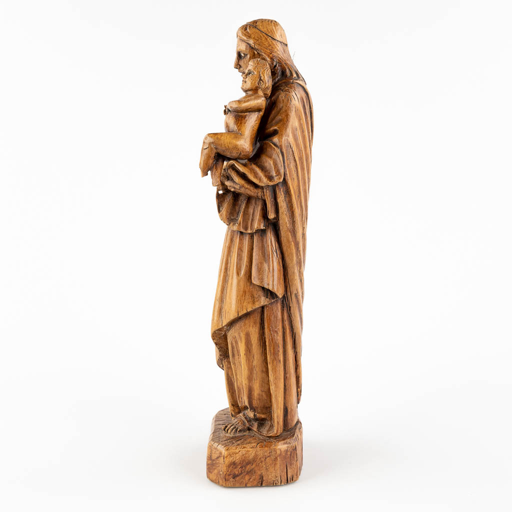 An antique wood-sculpture of Joseph with a child, glass eyes, 18th/19th C. (D:8 x W:14 x H:35 cm)