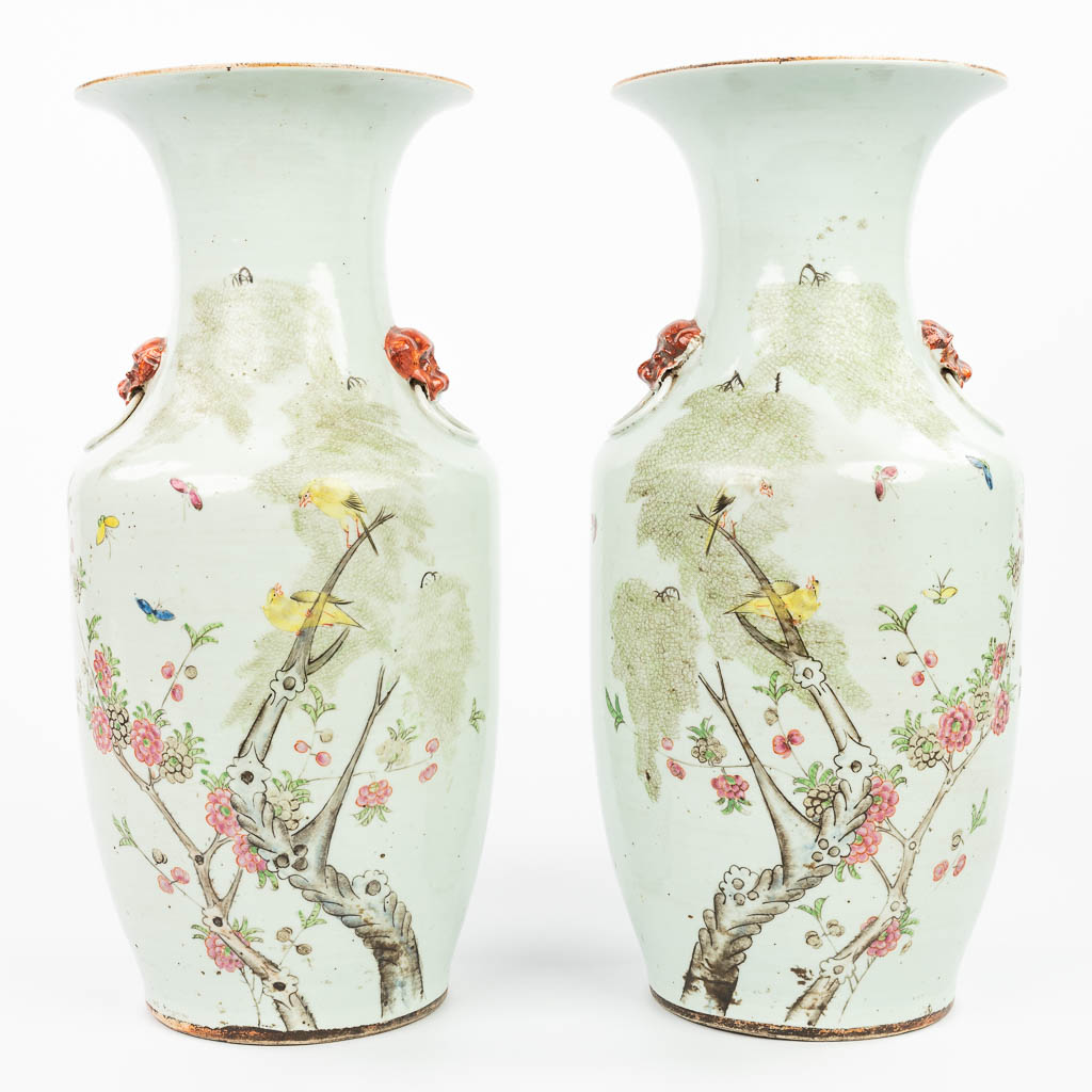 Lot 035 Een paar Chinese vazen gemaakt uit porselein en versierd met fauna en flora. 19de/20ste eeuw. (H:42cm)