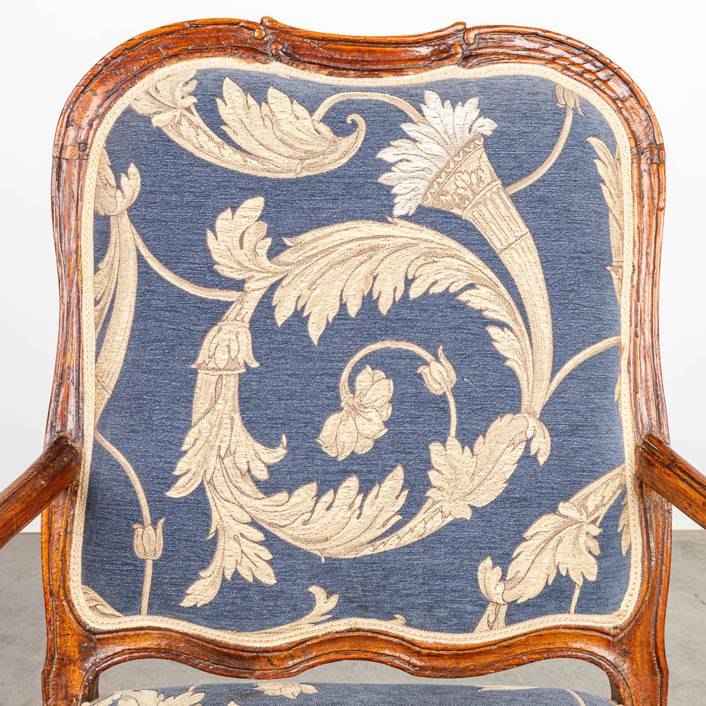 Een armzetel gemaakt in Lodewijk XV stijl en bekleed met stof, periode 1800. (H:96cm)
