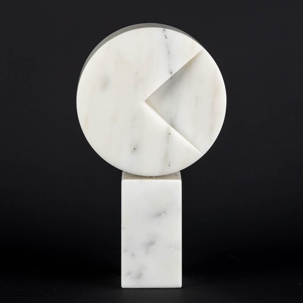 Hilde VAN SUMERE (1932-2013) 'Knipoog' Carrara marble. (L:7,5 x W:16 x H:28,5 cm)