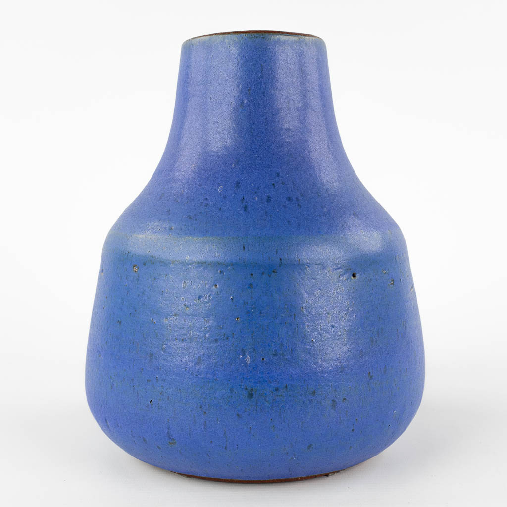 Rogier VANDEWEGHE (1923-2020) 'Vaas met blauwe, matte glazuur' voor Amphora. (H:25 x D:21 cm)