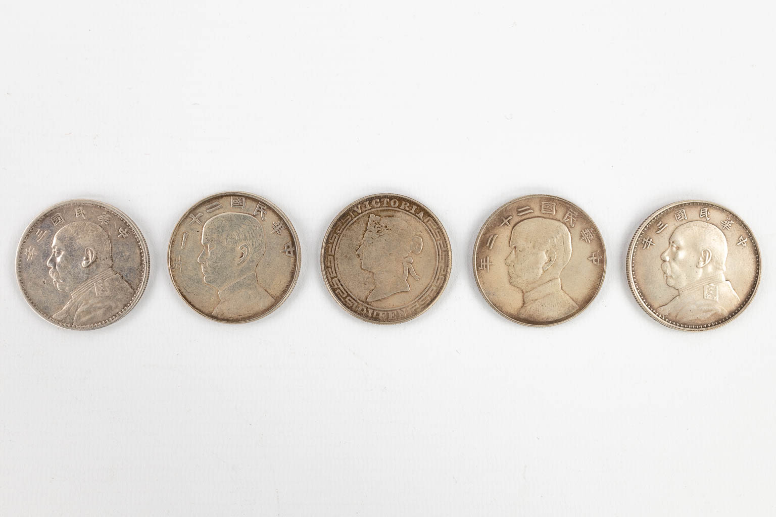 5 Antieke Chinese zilveren munten. Hong Kong Dollar/Yuan, zilver. (D:3,9 cm)
