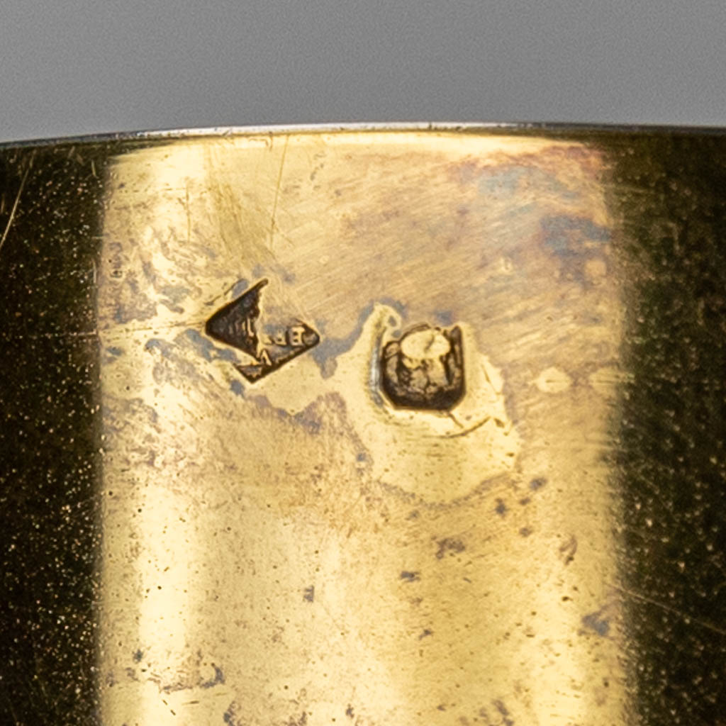 Een kelk met pateen, verguld metaal in neogotische stijl. 305g. (H:19,5 x D:12,5 cm)