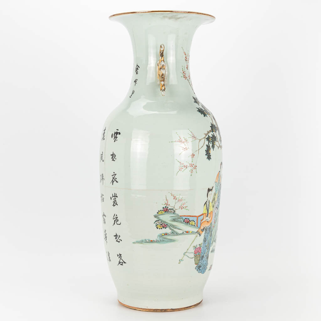 A Chinese vase made of porcelain decorated with the emperor and ladies in court. (H:58cm)