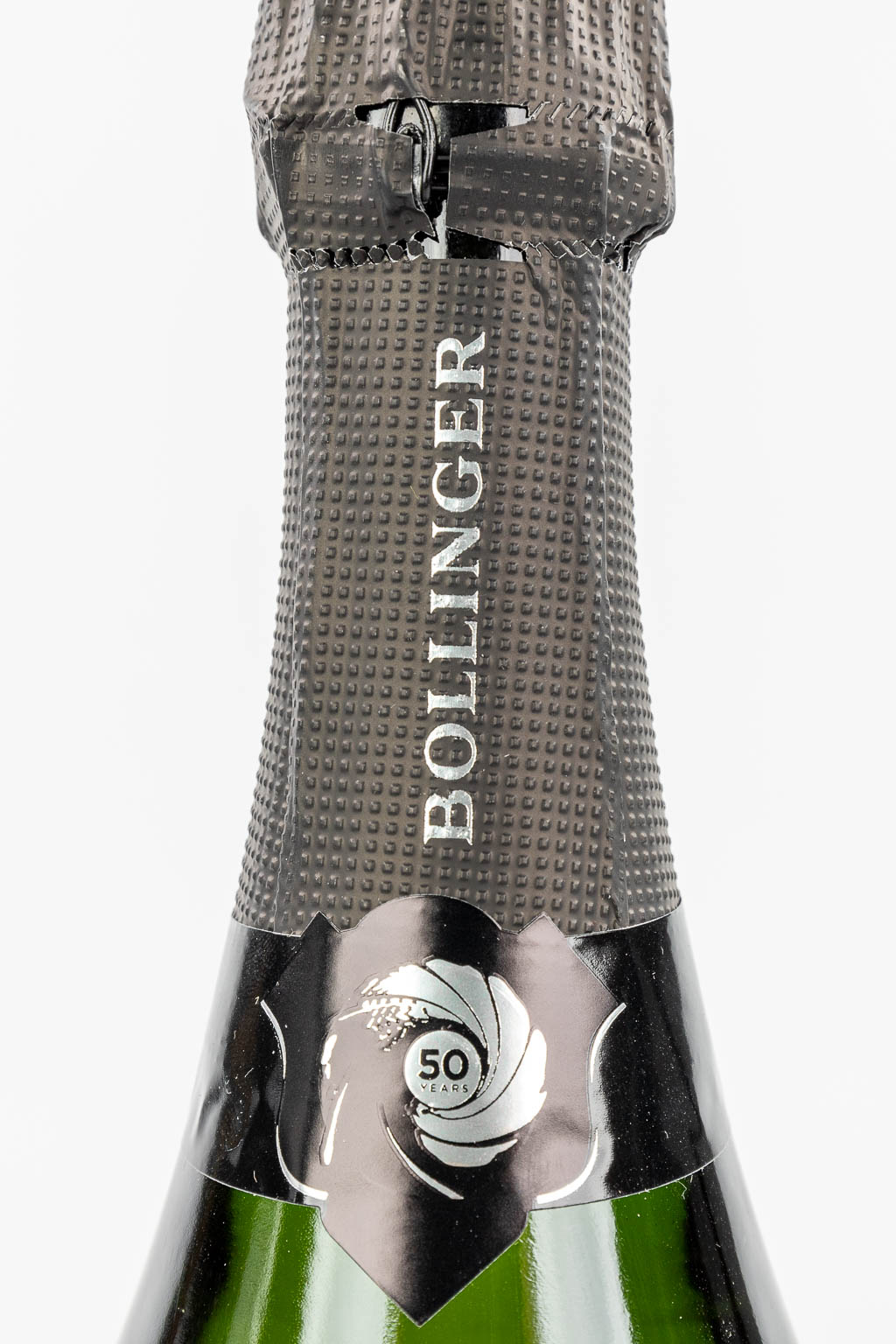 Een fles Bollinger Champagne speciale editie James Bond. 2002. (H:33cm)