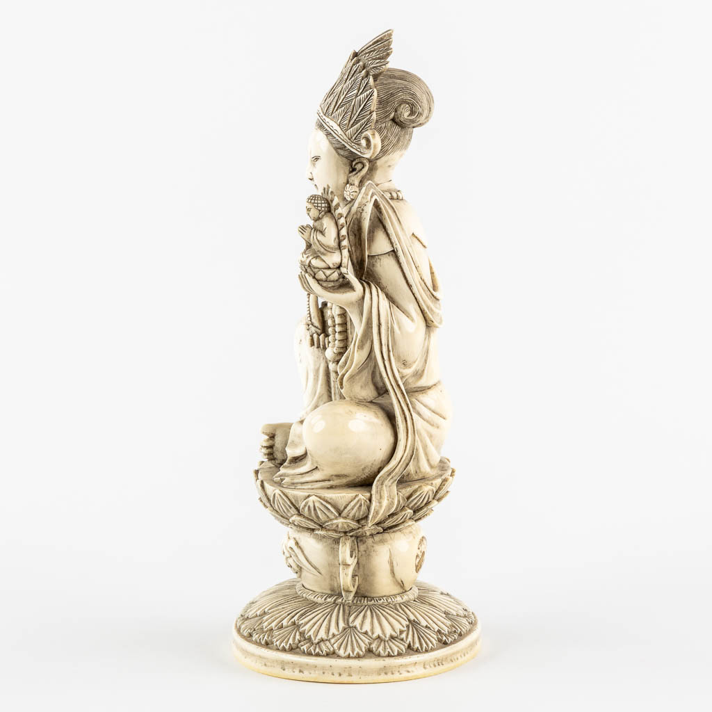 Een Chinese Boeddha met Ruyi en kleine Boeddha, gesculpteerde Ivoor. Circa 1900. (L:10,5 x W:12,5 x H:25,5 cm)