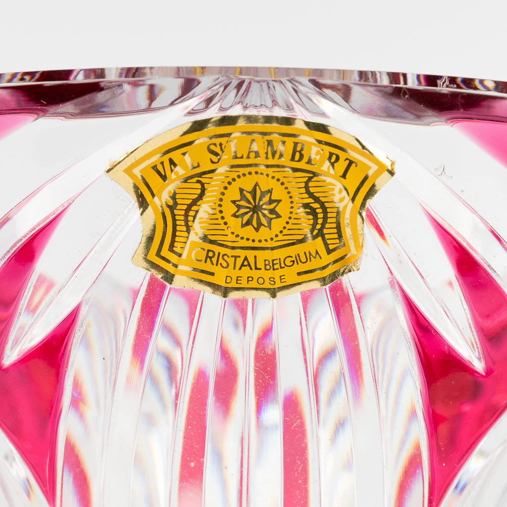 Val Saint Lambert, een grote geslepen en gekleurde kristallen vaas. 72/659. (H:29 x D:25 cm)