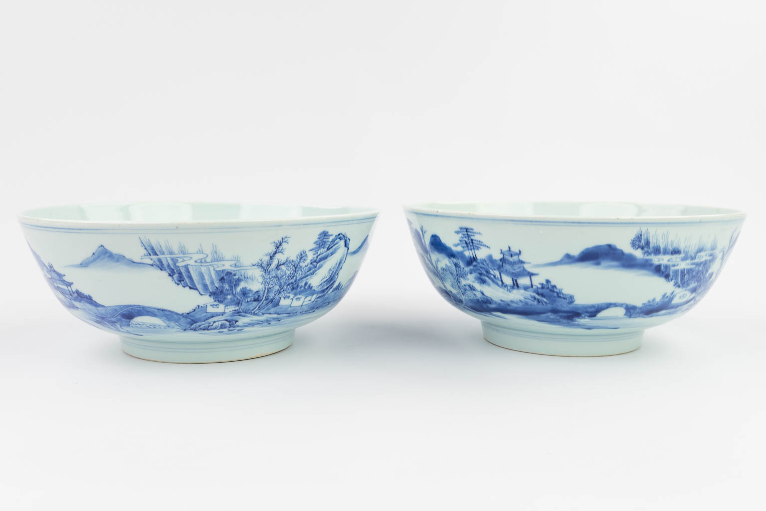 Een paar Chinese schalen gemaakt uit blauw-wit porselein. 18de/19de eeuw. (H: 11 x D: 26,5 cm)