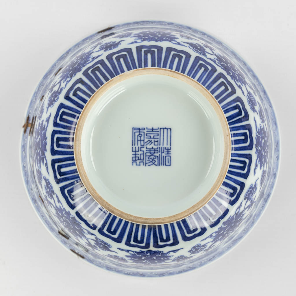 Een Chinese schaal met blauw-wit decor, Jiaqing merk en periode. 18de/19de eeuw. (H:10 x D:18,5 cm)