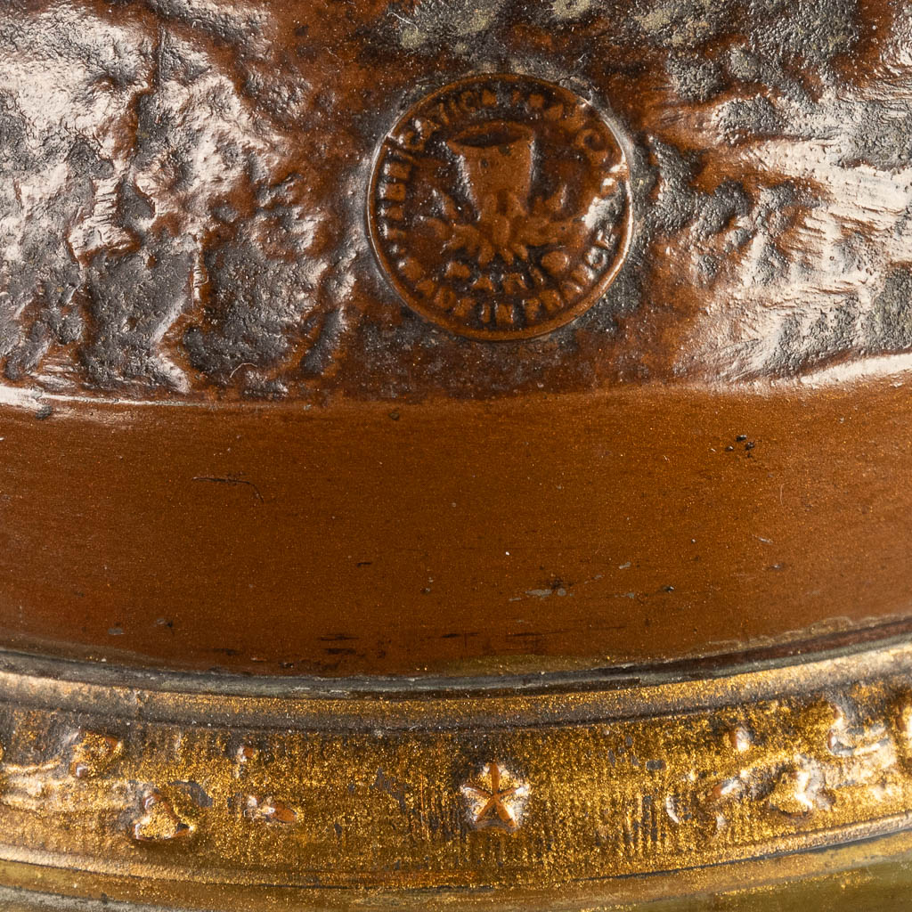 Een driedelige schouwgarnituur bestaande uit een klok met zijstukken, kunstbrons op onyx. 19de eeuw. (D:20 x W:37 x H:64 cm)