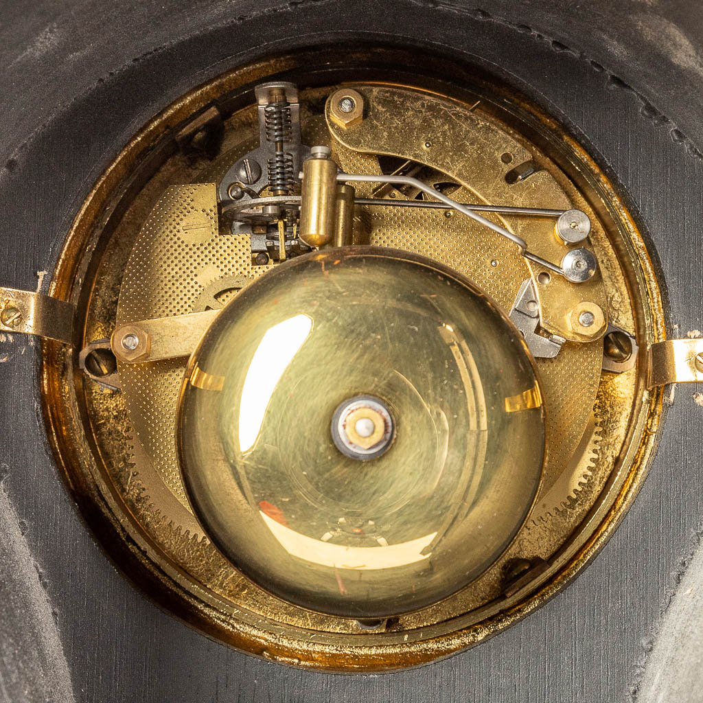 Een driedelige schouwgarnituur bestaande uit een klok met kandelaars, Lodewijk XV stijl. Circa 1970. (L: 25 x W: 51 x H: 55 cm)