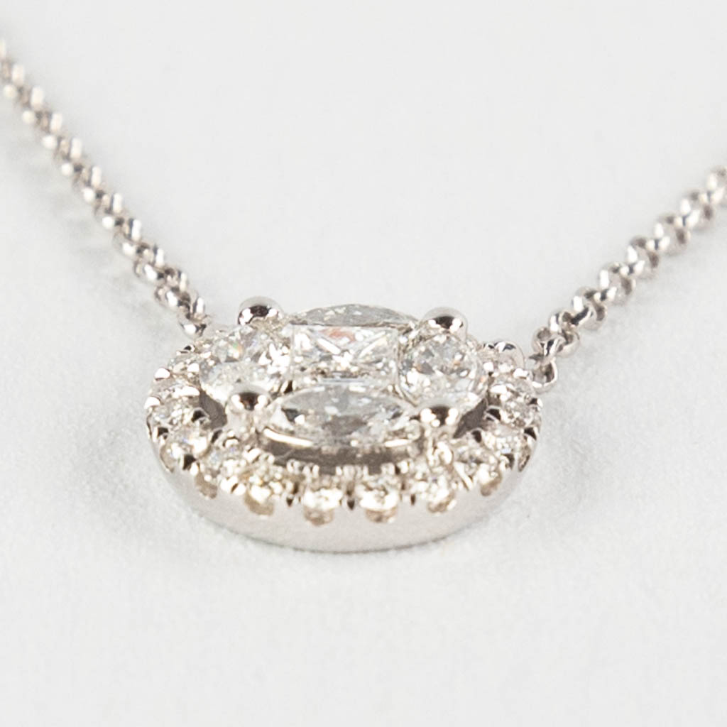 Een halsketting, 18kt wit goud, met diamanten, ongeveer 0,42ct.