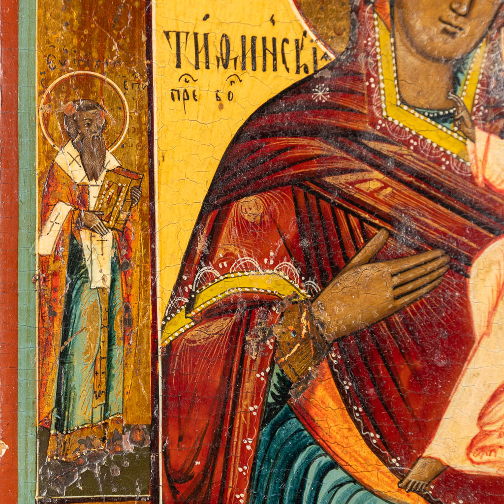 Een antieke Oost Europese icoon, afbeeldingen van de Maagd Maria, Christus en Sint Nicolas. (W: 38 x H: 46 cm)