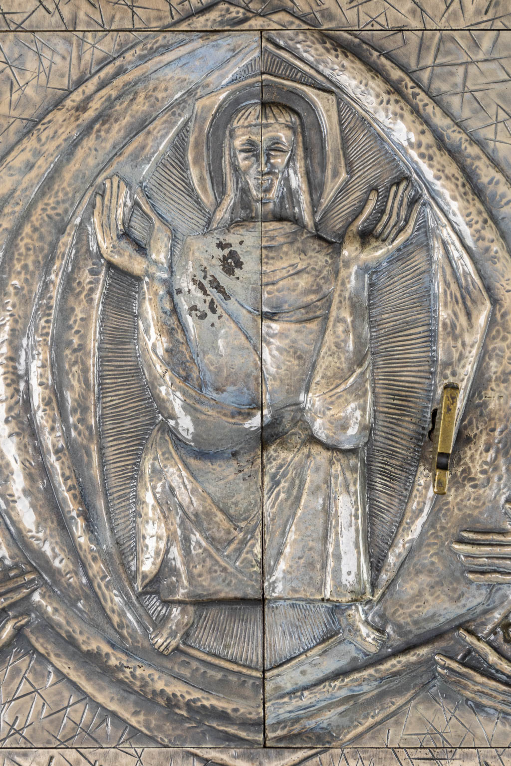 Een modernistisch tabernakel met repousse afbeelding van Jezus Christus. (L:30 x W:45 x H:43,5 cm)