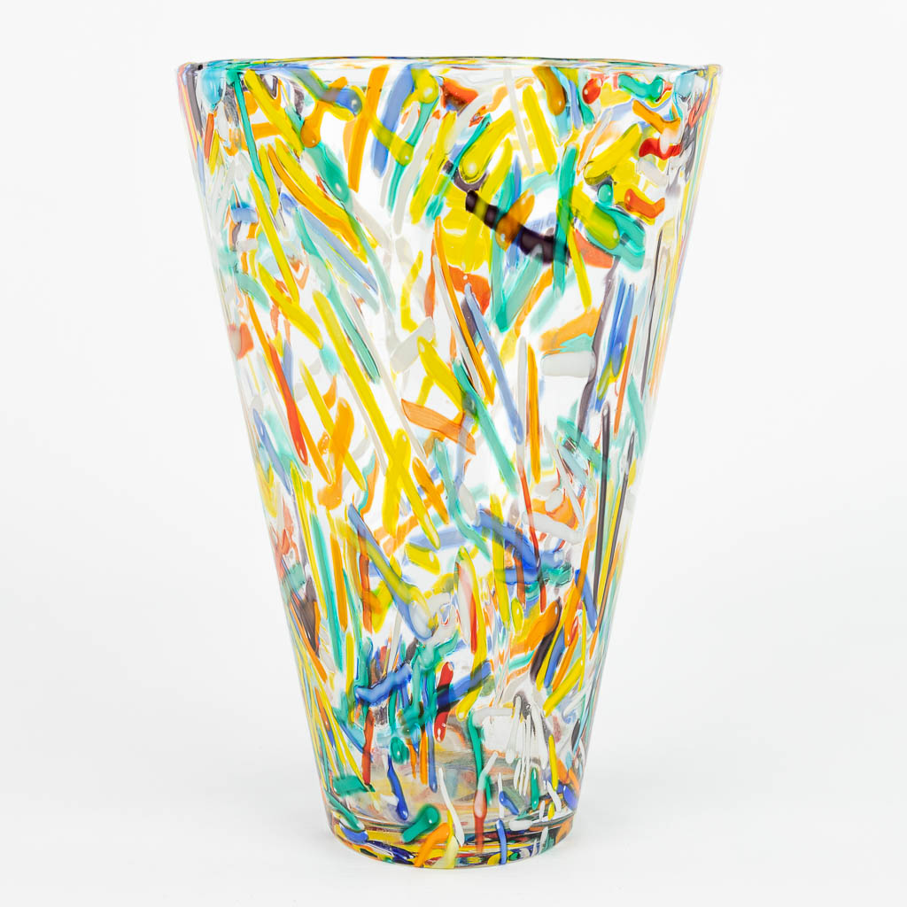 Een mid-century vaas gemaakt uit kleurrijk glas in Murano, Venetië, Italië. (H:30cm)