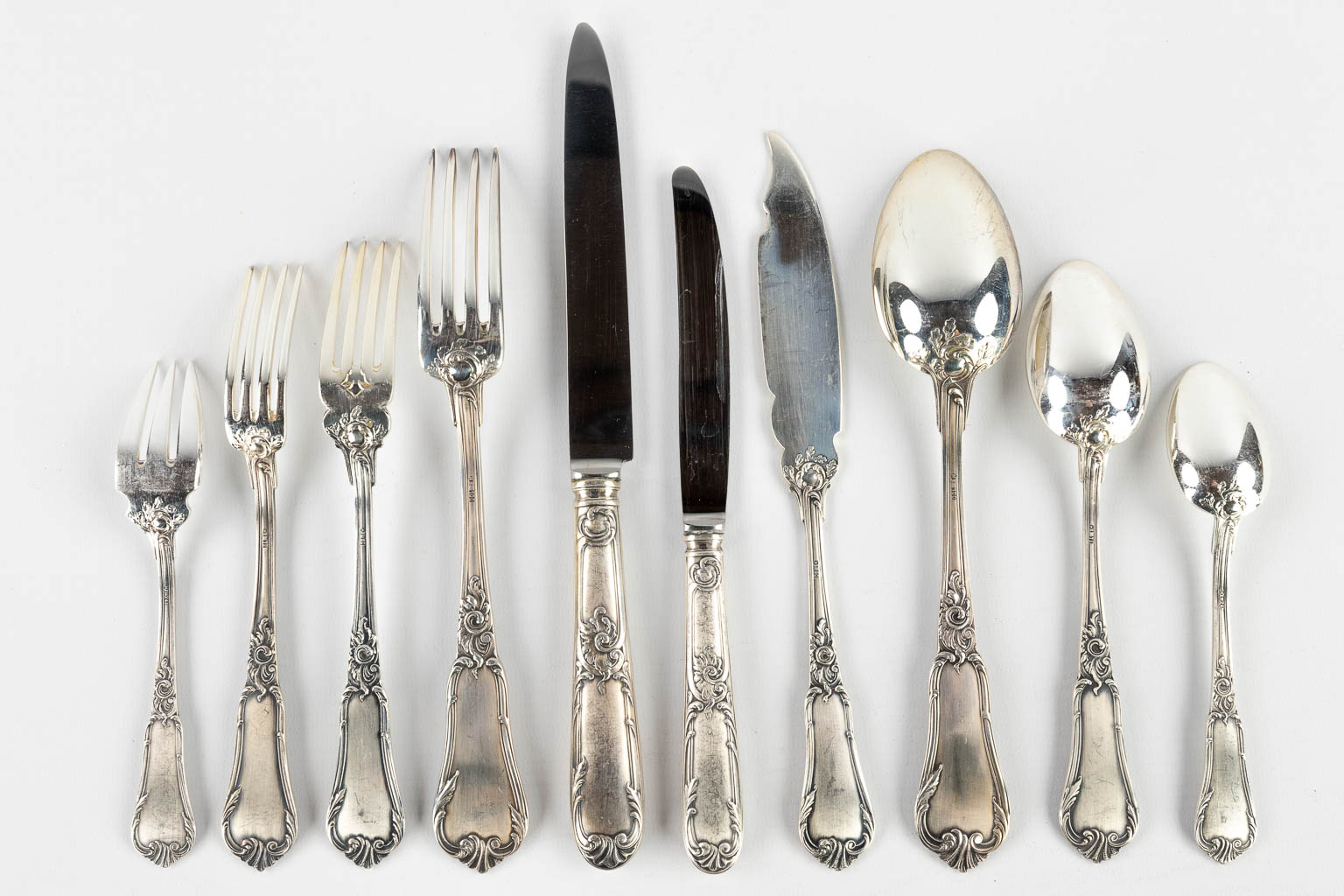 Bruno Wiskemann, Model Régence, a 130-piece silver-plated cutlery in a chest. (D:32 x W:46 x H:27 cm)