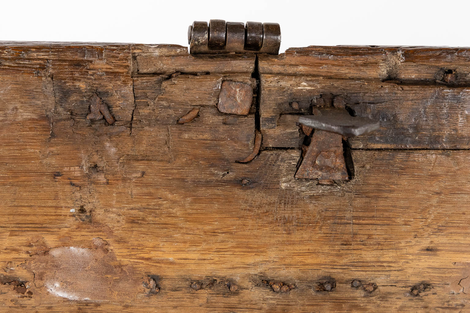 Een antieke geldkoffer, hout gemonteerd met smeedijzer, circa 1500. (L:77 x W:44 x H:50 cm)