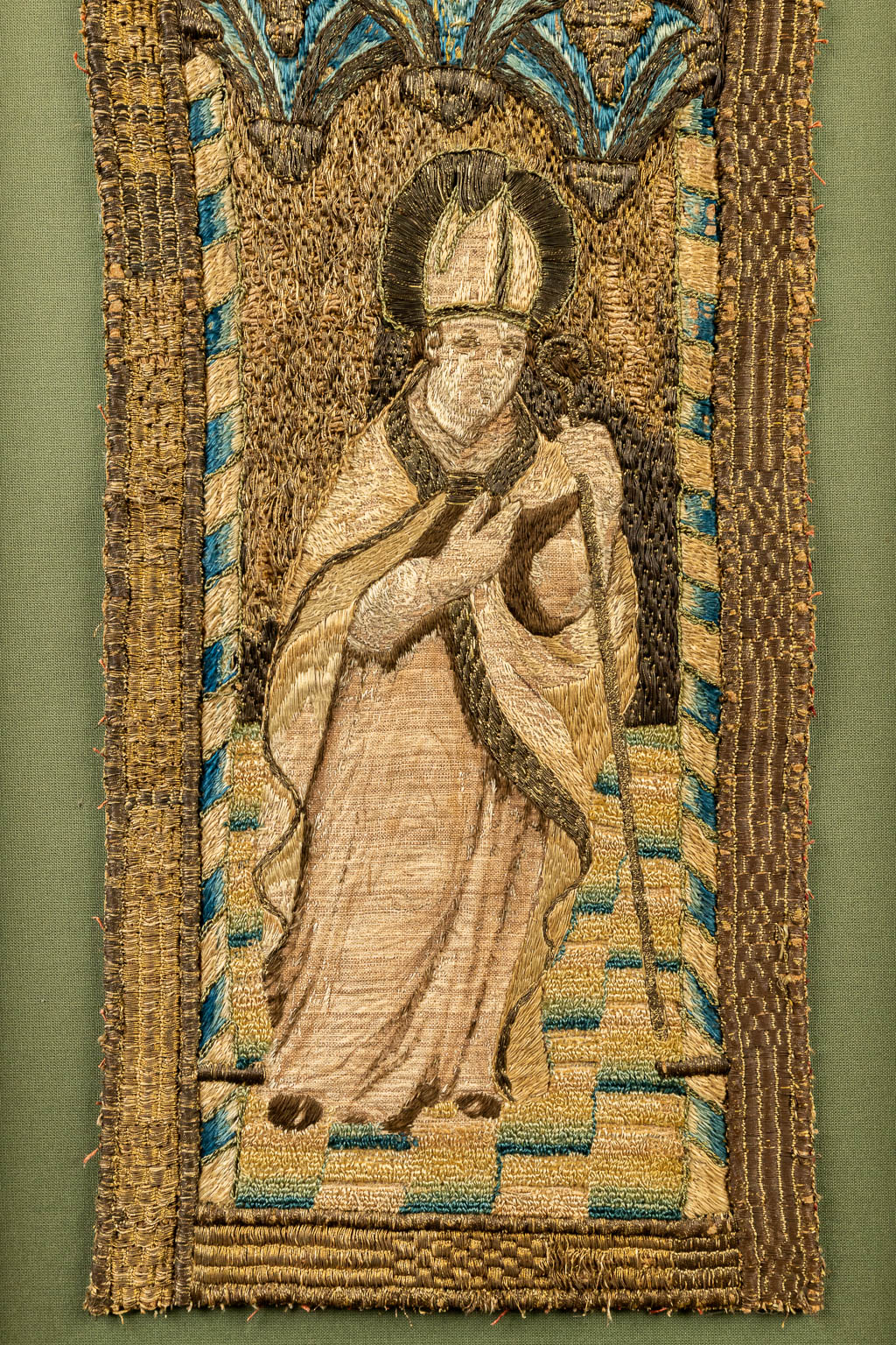 Een paar fragmenten van een kazuifel of priestergewaad met afbeeldingen van Heiligen. (H:92cm)