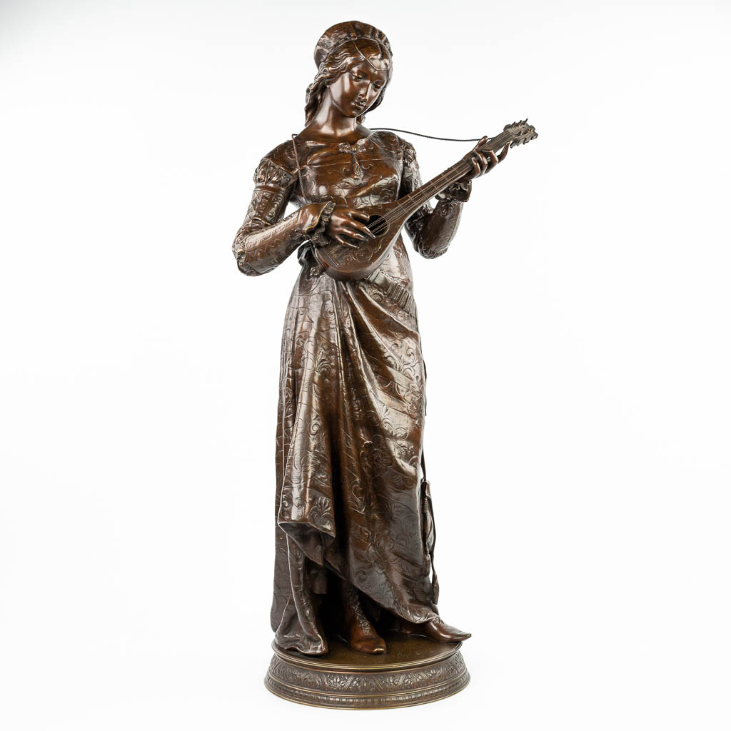Adrien Etienne GAUDEZ (1845-1902) 'Dame met gitaar' een uitzonderlijk groot bronzen beeld. (H:107cm)