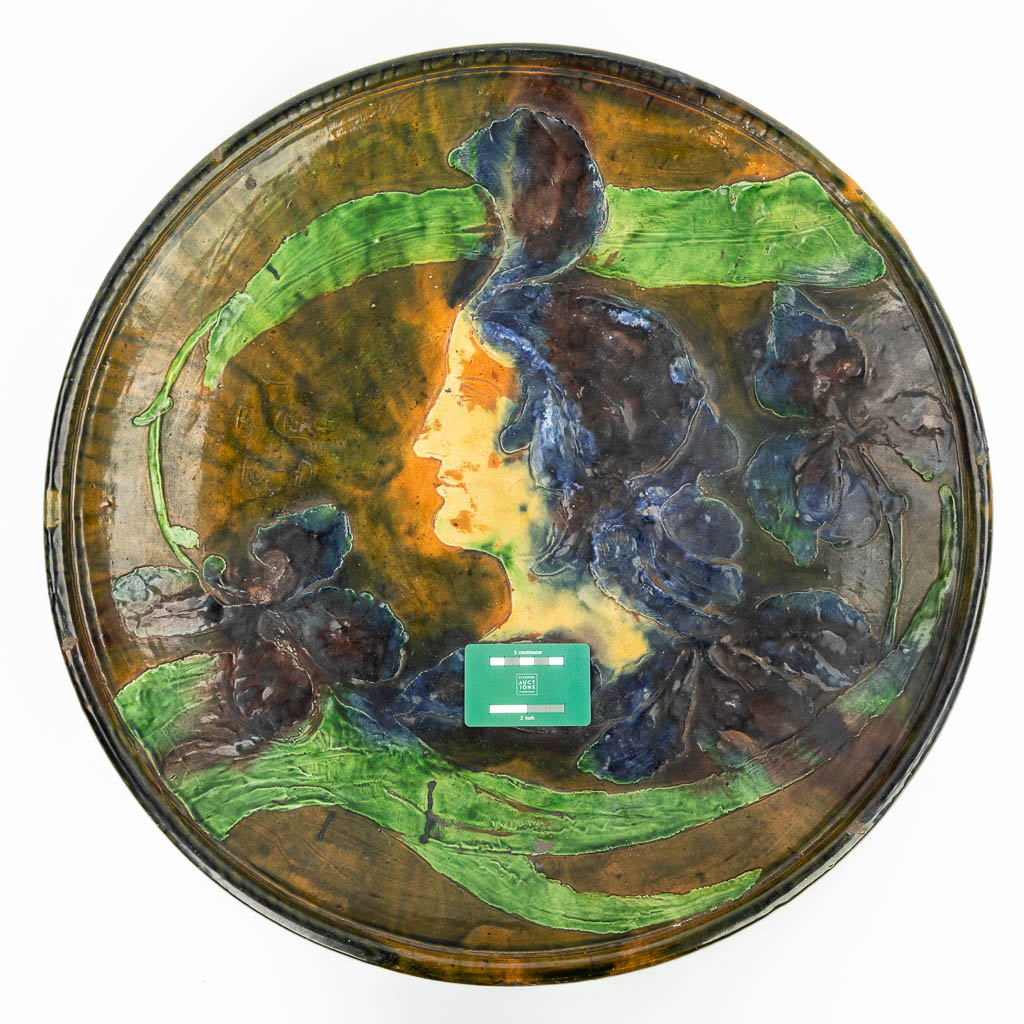 Arthur CRACO (1869-1955) An exceptionally large plate made of flemish earthenware, decorated with a female figurine. (H:10,5cm)