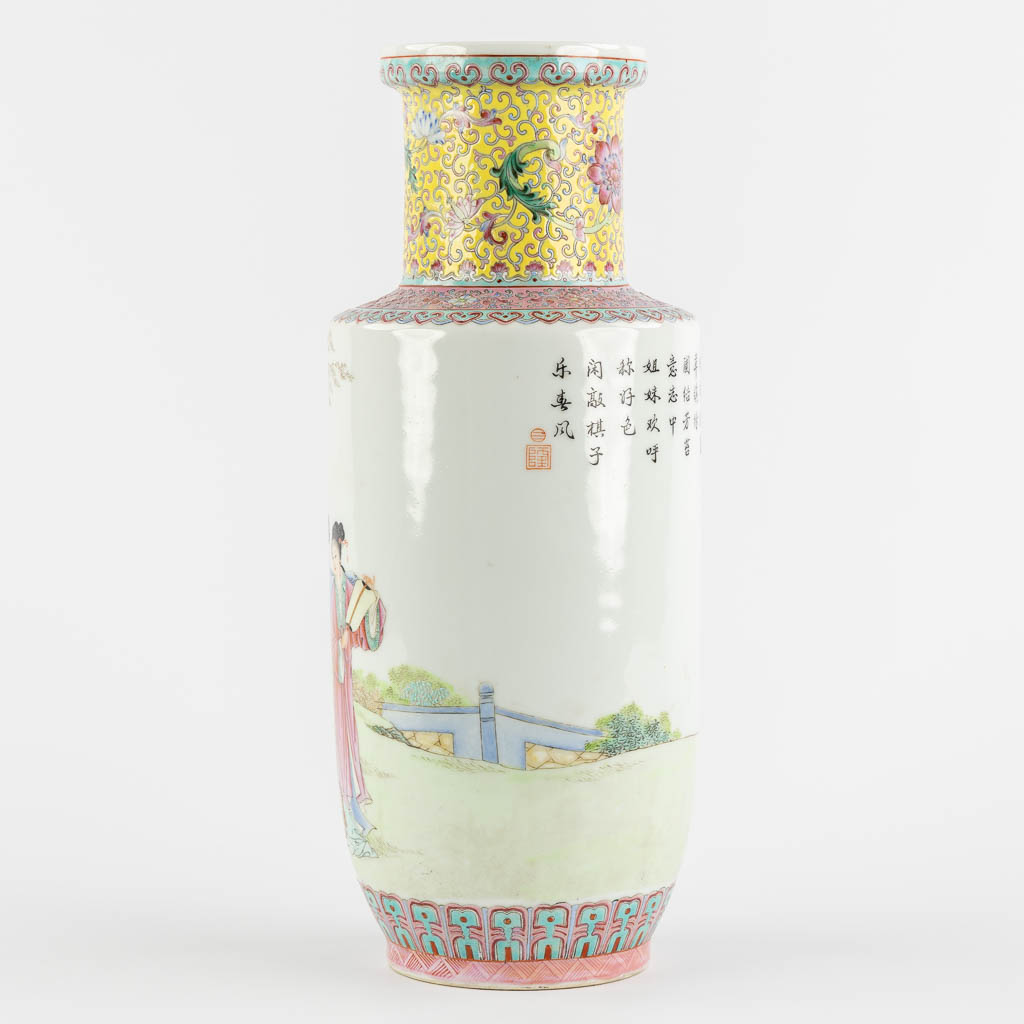 Een Chinese vaas met een fijn decor van hofdames. 20ste eeuw. (H:35 x D:14 cm)
