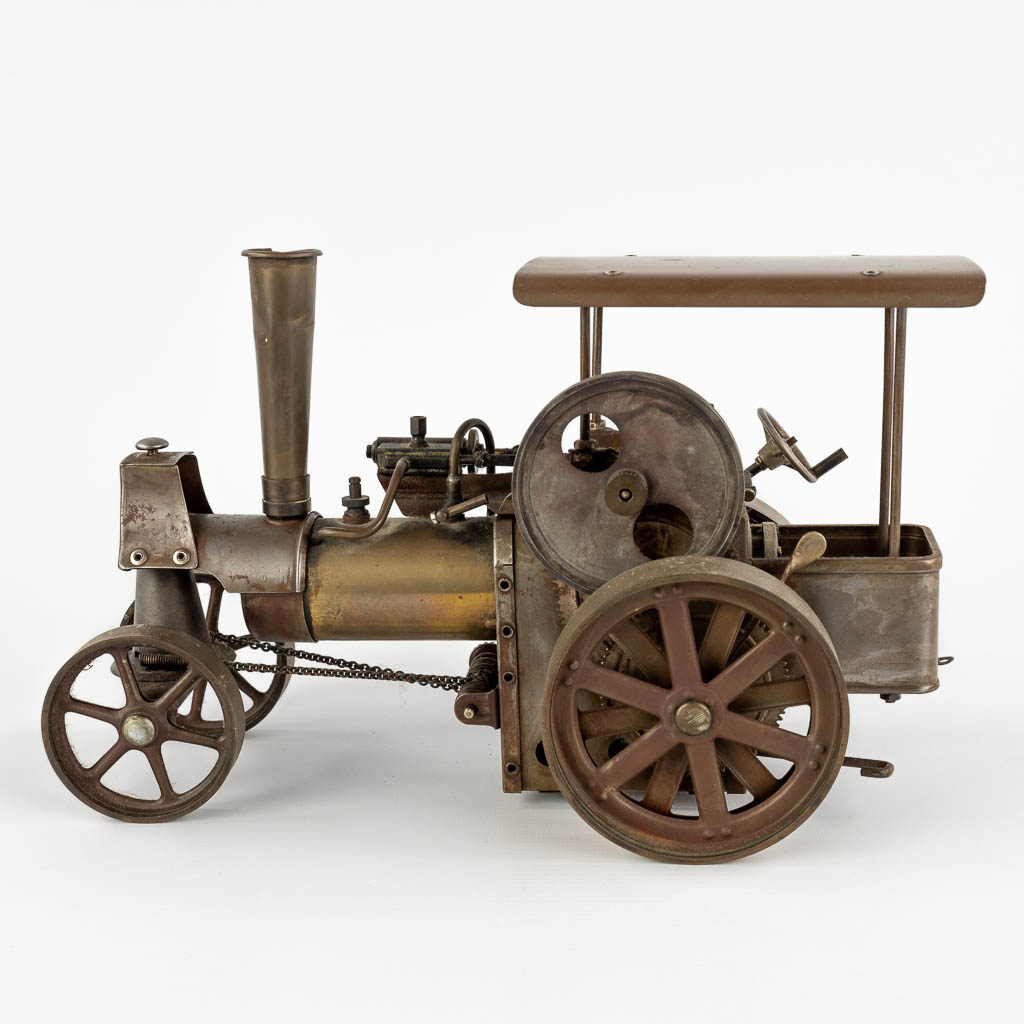 Een miniatuur tractor met stoommachine. 20ste eeuw. (D:15 x W:32 x H:20 cm)
