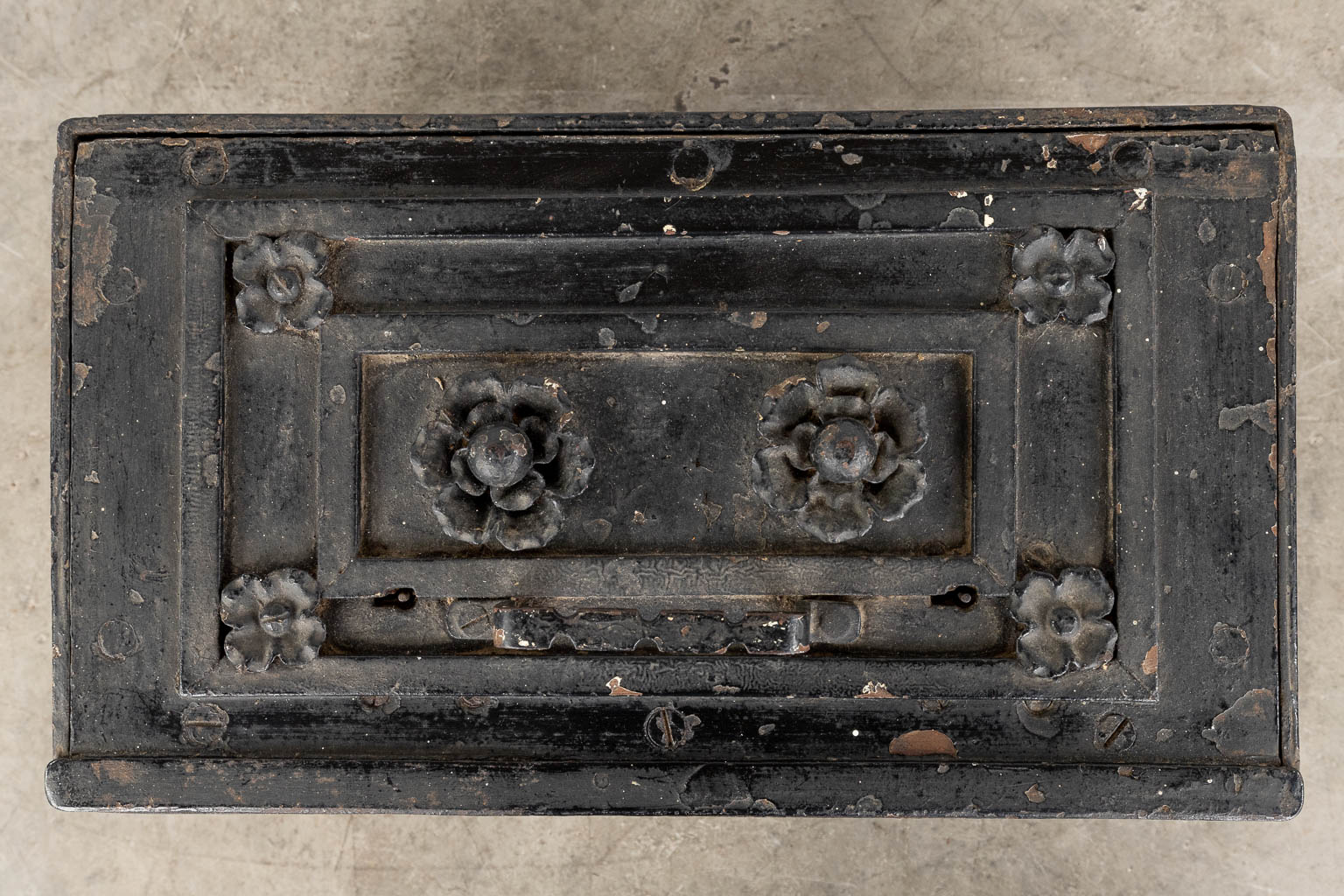 een antieke geldkoffer, gepatineerd metaal. 19de eeuw. (D:29 x W:49 x H:29 cm)