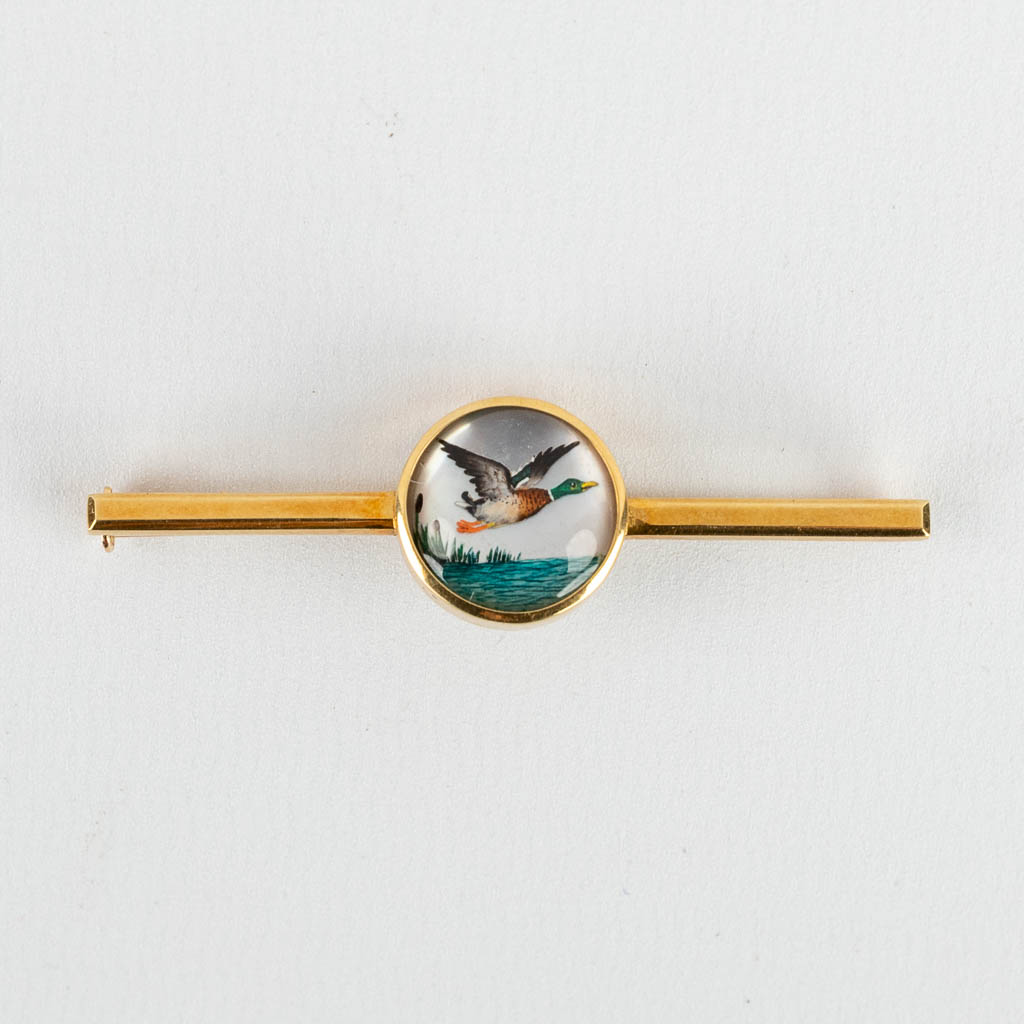 An antique brooch decorated with a miniature duck/mallard image. 18kt gold.