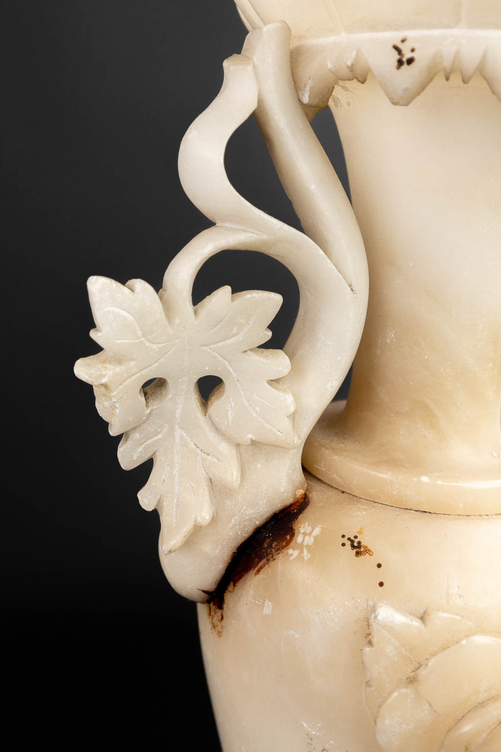 A collection of 5 vases made of alabaster and decorated with grapevines. (H:45cm)