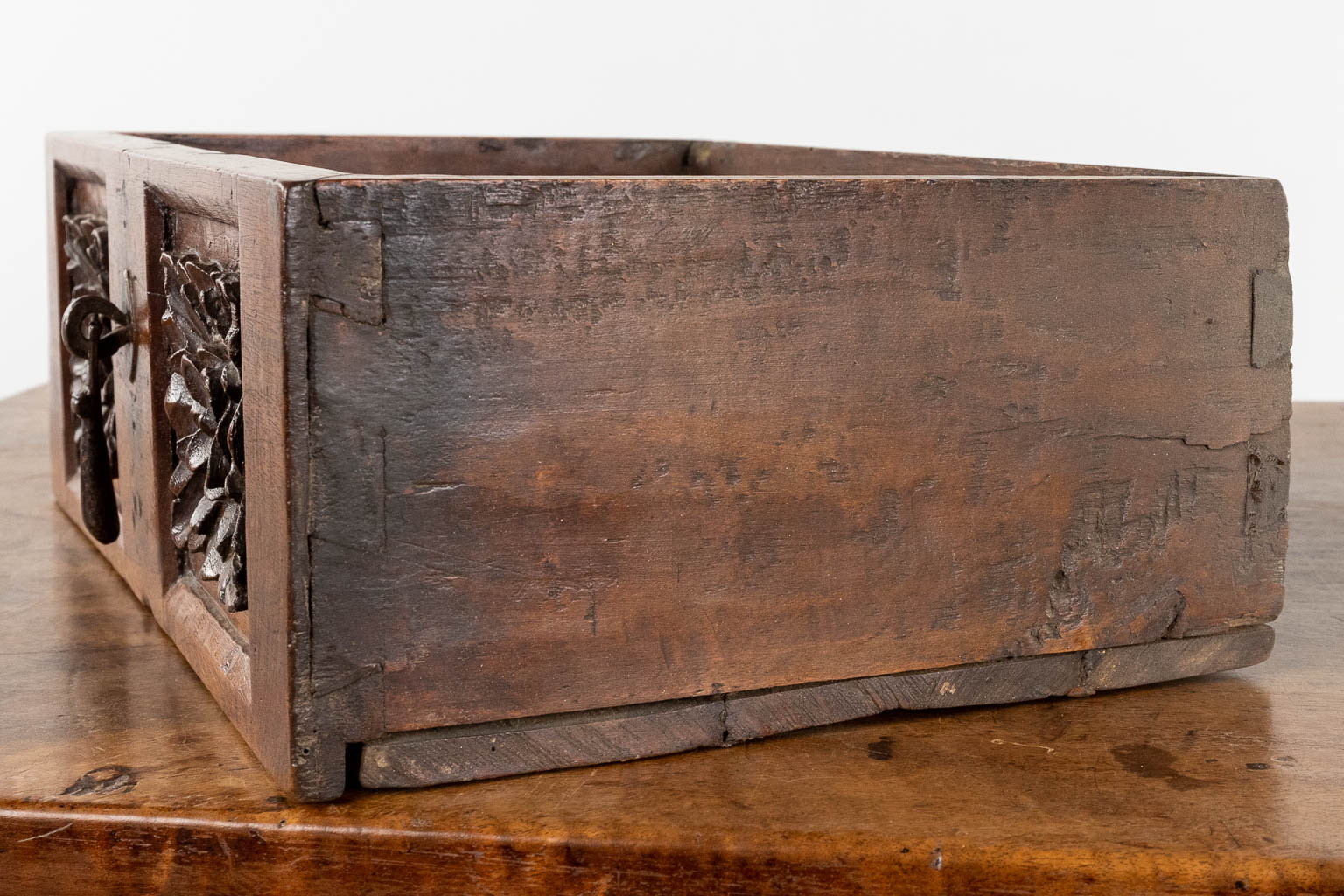 Een antieke "Table De Milieu", gesculpteerd hout. Spanje 18de eeuw. (D:72 x W:127 x H:82 cm)