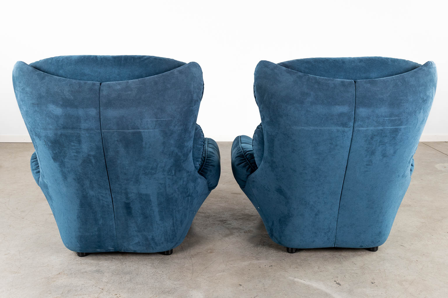 A three-piece salon suite, blue suede leather, in the style of Michel Cadestin. (D:90 x W:160 x H:117 cm)