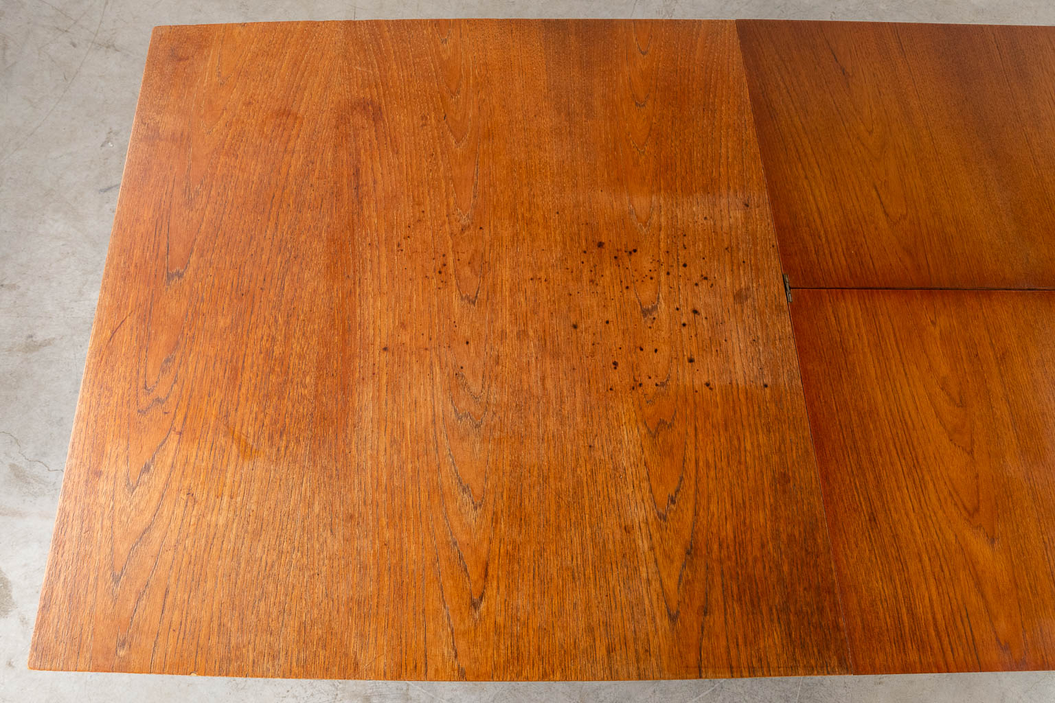 Een mid-century tafel en 6 stoelen, riet en metaal, hout. Circa 1960. (D:86 x W:160 x H:76 cm)