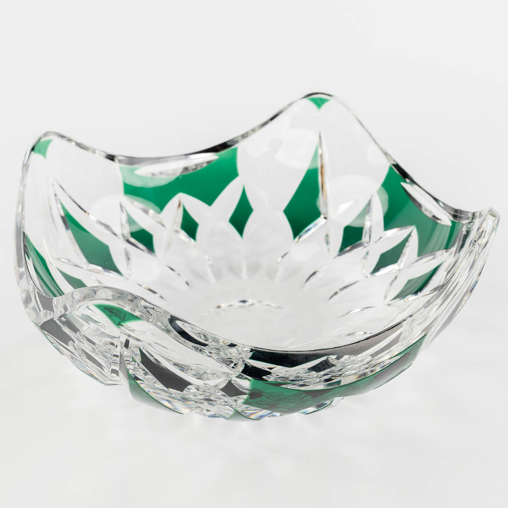 Val Saint Lambert, A large bowl, green cut crystal. (H: 11 x D: 25,5 cm)