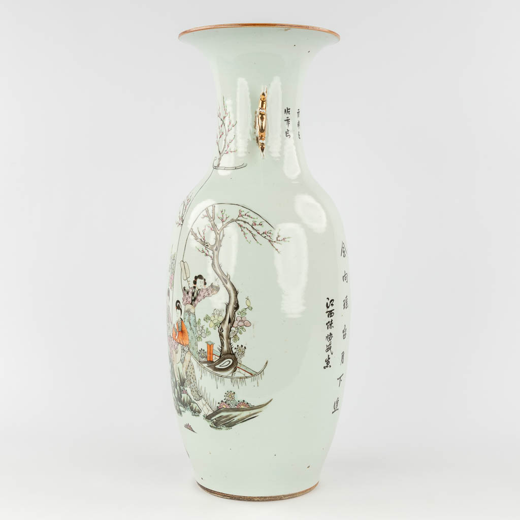 A Chinese vase with decor of ladies and calligraphic texts. 19th/20th century. (H: 58 x D: 23 cm)